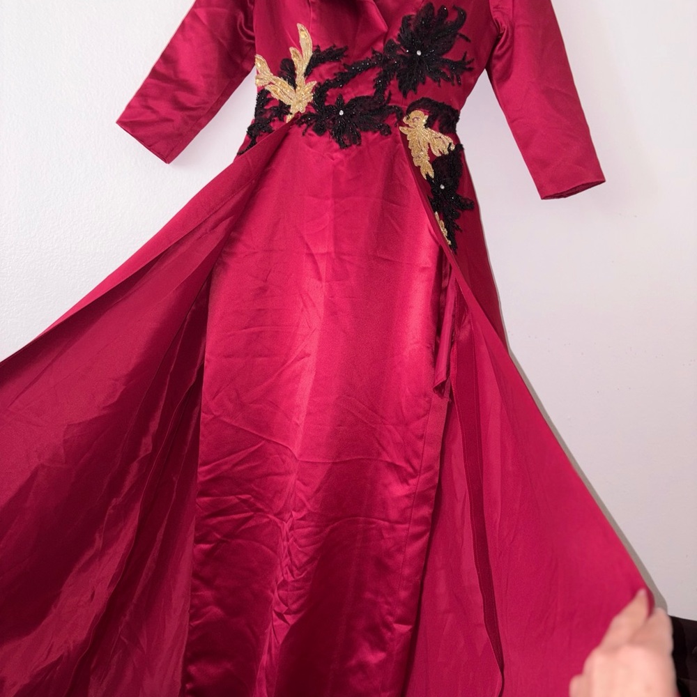 Red Satin Long-Sleeve Evening Dress with Appliqué Detail - Picture 9 of 15